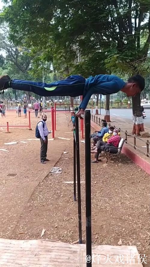 年轻人在单杠上的绝佳表演
